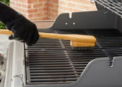 Weber® 46 Cm Bamboo Grill Brush 5 Weber® 46 Cm Bamboo Grill Brush -BBQ Equipment Store Weber 46 cm Bamboo Grill brush in use 08470.1685262430